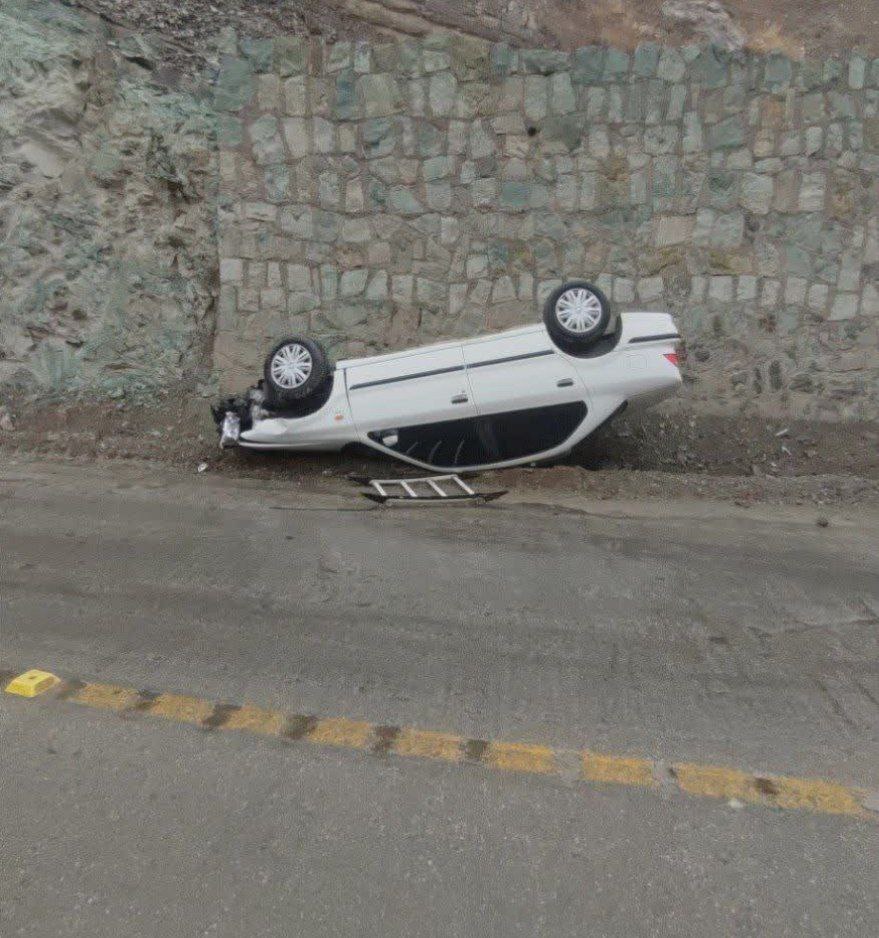 عکس | لغزندگیِ جاده خودروی سمند را واژگون کرد!