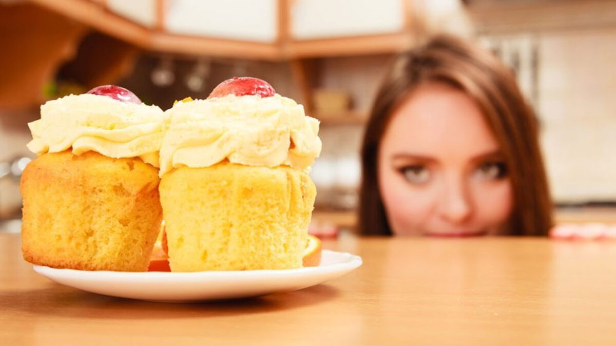 چرا به خوردن شیرینی تمایل زیادی داریم ؟ | با مصرف این مواد غذایی هوس شیرینی را کنترل کنیم