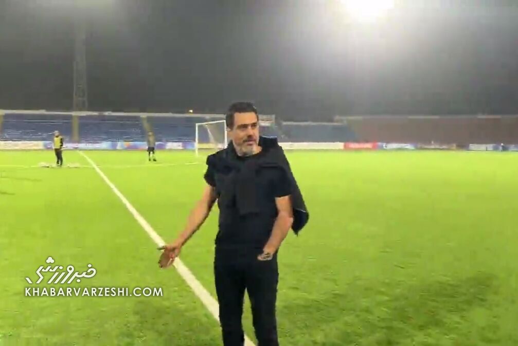 عکس | اعتراض تیم پرسپولیس به چمن ورزشگاه استقلال افشین پیروانی در حال اشاره به زمین و اعتراض دوستانه به مسئولان تاجیک