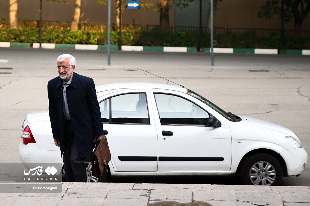 عکس | خودروی جدید سعید جلیلی سوژه دانشگاهیان شد عکس | خودروی جدید سعید جلیلی سوژه دانشگاهیان شد