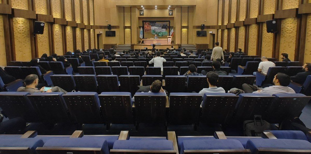 عکس | بیمحلی دانشجویان به سخنرانی جلیلی عکس | بیمحلی دانشجویان به سخنرانی جلیلی