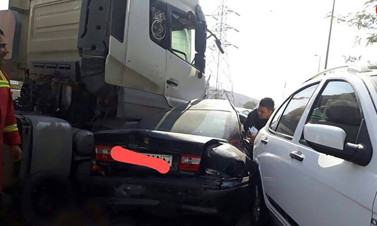 عکس | تصادف زنجیره‌ای ۱۳ خودرو در بزرگراه شهید یاسینی