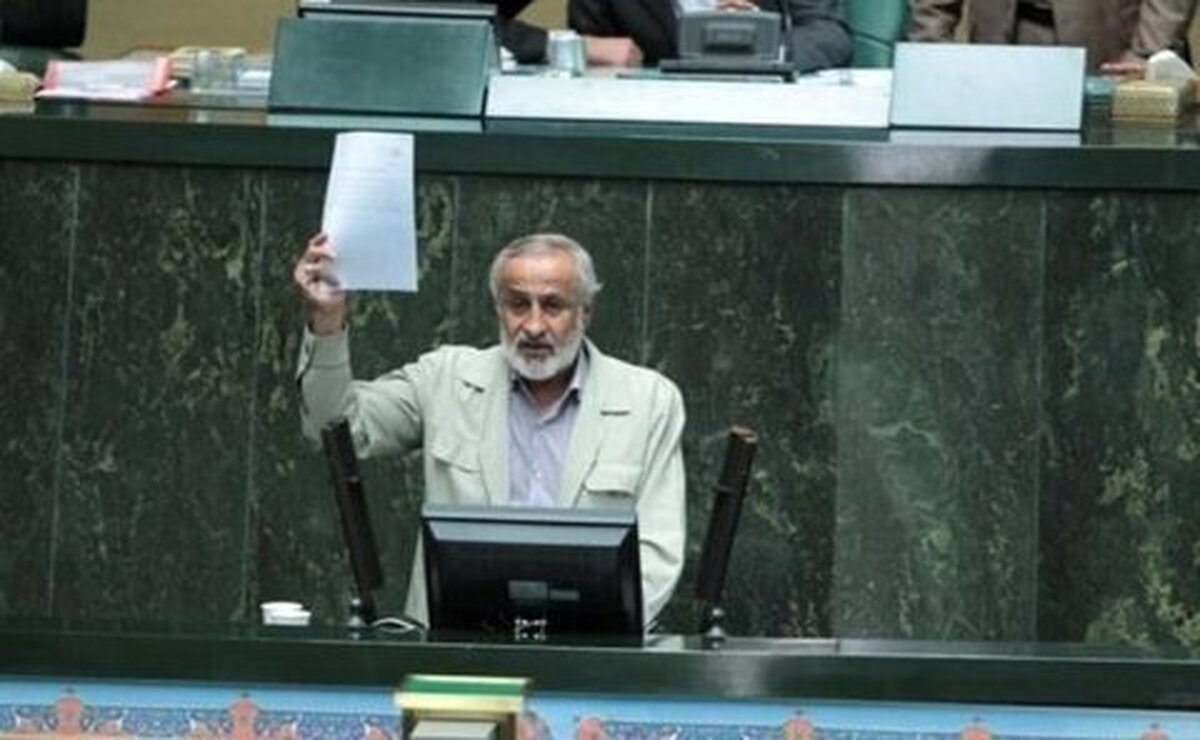 عکس | خنده‌های معنادار این نماینده در مجلس سوژه شد