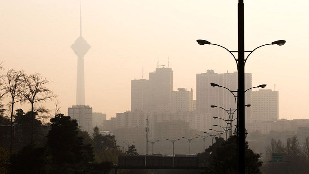 در یکی از آلوده‌ترین روز‌های چند سال اخیر، تهران تعطیل نشد | ٣٠ ساعت آلودگی وحشتناک در تهران + عکس