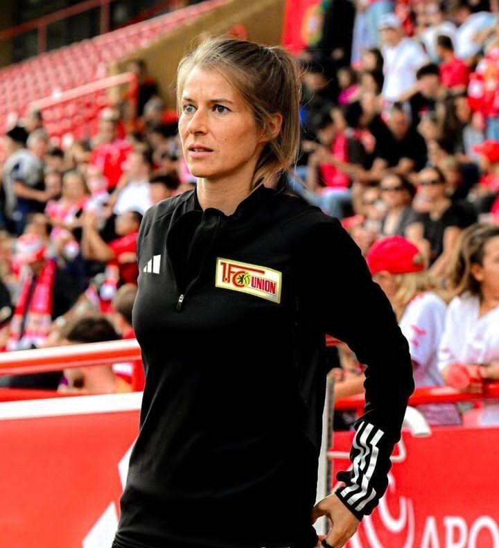 عکس | یک زن مربی تیم فوتبال مردان شد