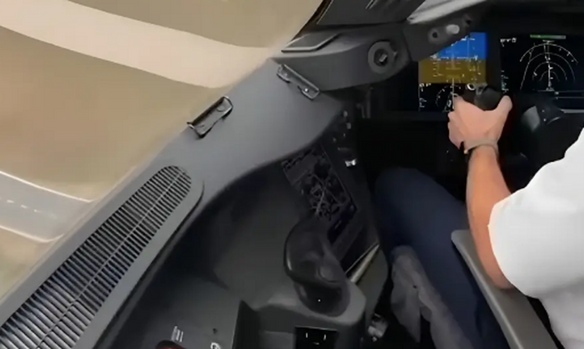 ویدیو | حرکات جالب دست یک خلبان هنگام فرود