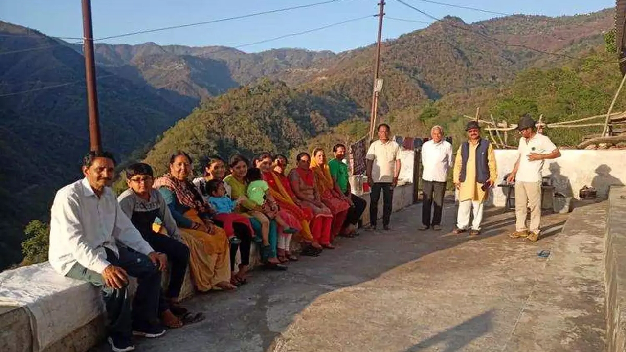عکس | ازدواج همزمان با ۵ برادر + پدر بچه کدام برادر است ؟ عکس | ازدواج همزمان با ۵ برادر + پدر بچه کدام برادر است ؟