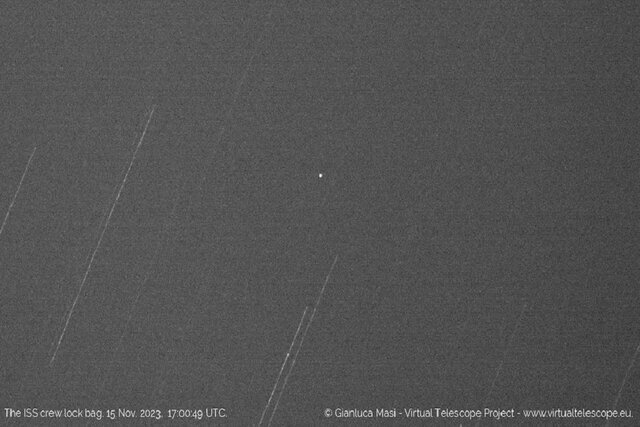 عکس | یک کیف گم شده در فضا پیدا شد عکس | یک کیف گم شده در فضا پیدا شد