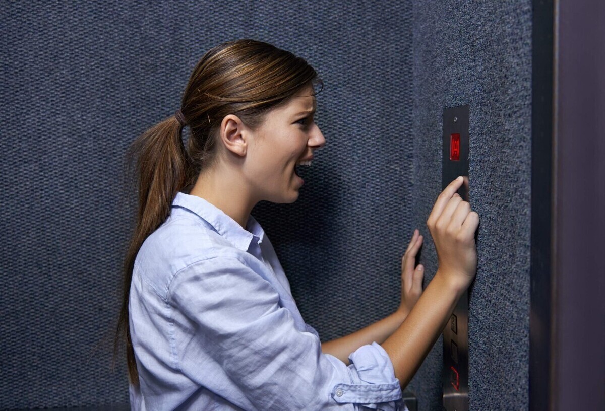 نکاتی که هنگام گیر افتادن در آسانسور به آن نیاز دارید!