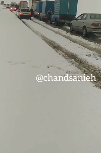 عکس | مسافران این جاده برفی گرفتار شدند