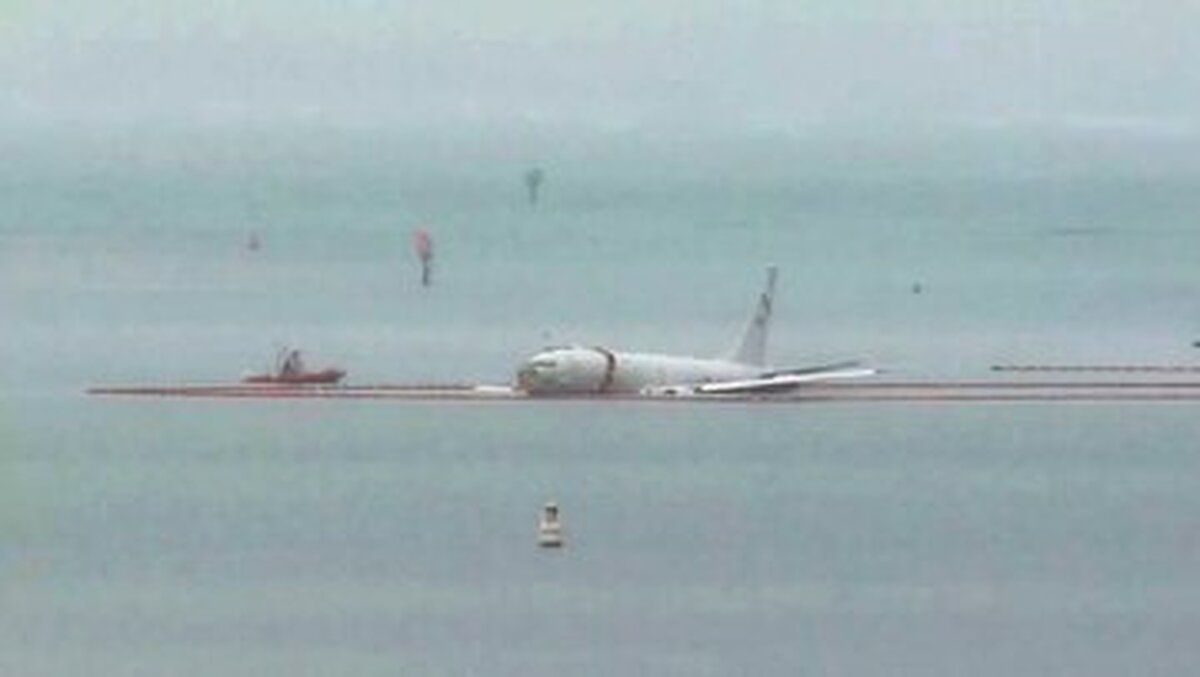 هواپیمای غول‌پیکر آمریکا در آب شناور شد !