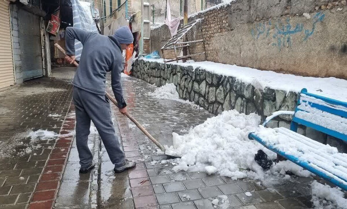 عکس | مردم تهران در حال برف روبی