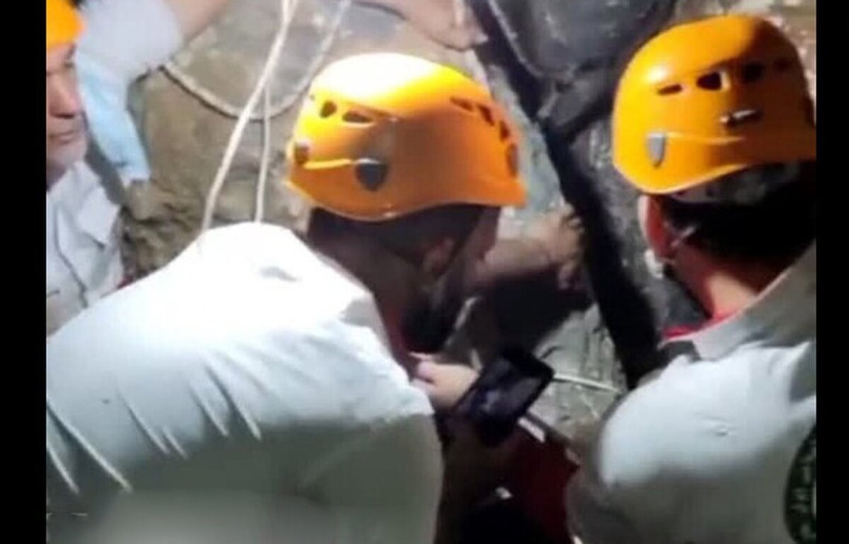 نجات مرد گرفتار درمیان دیواره‌های سنگی کوه‌های علی‌آباد پس از ۱۷ ساعت