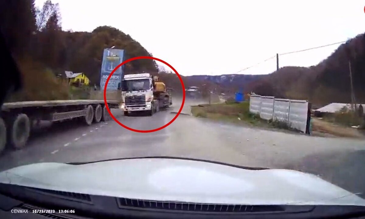 ویدیو | کامیون بدون ترمز حادثه آفرید