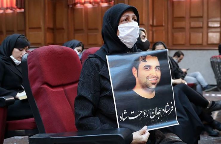 پشت پرده جنایی ساخت سنگ قبر با طرح آیفون ۱۵ در ایران پشت پرده جنایی ساخت سنگ قبر با طرح آیفون ۱۵ در ایران