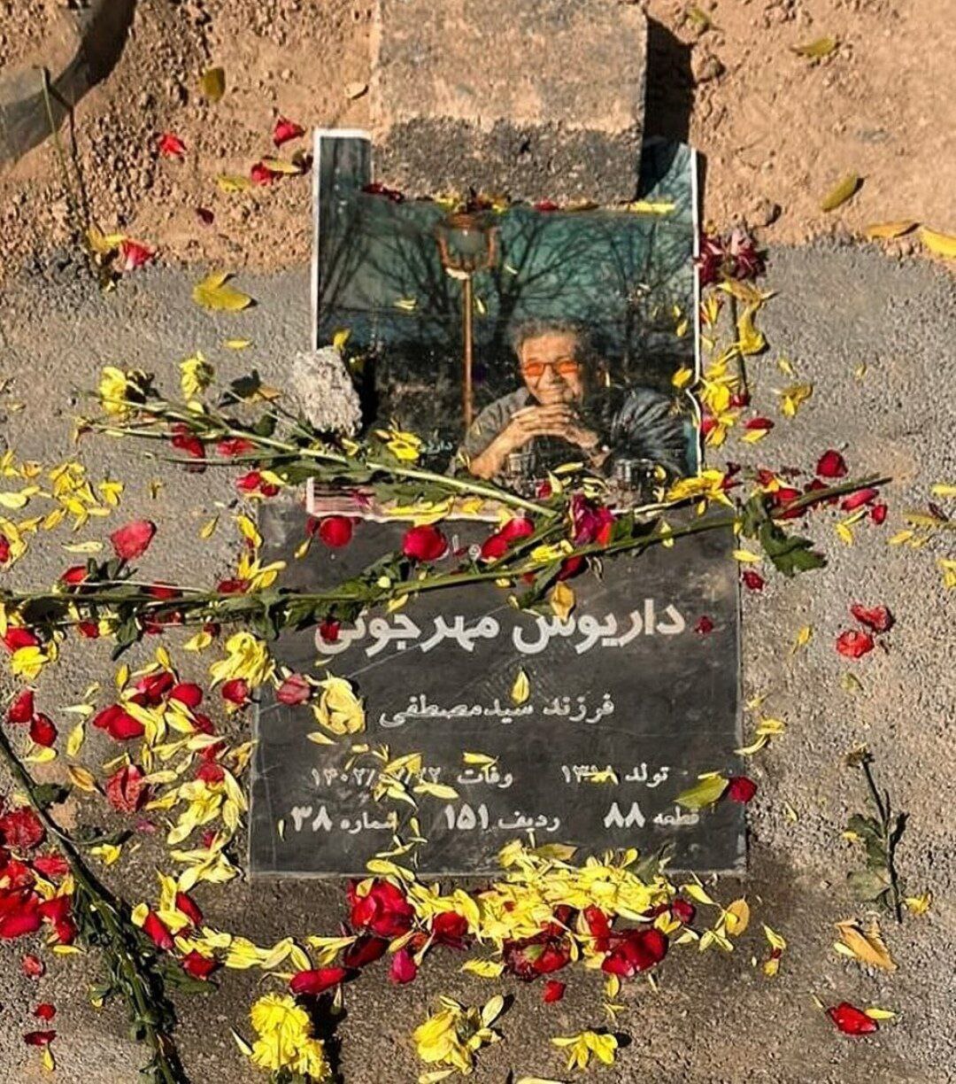 عکس | اولین عکس از سنگ قبر داریوش مهرجویی و همسرش