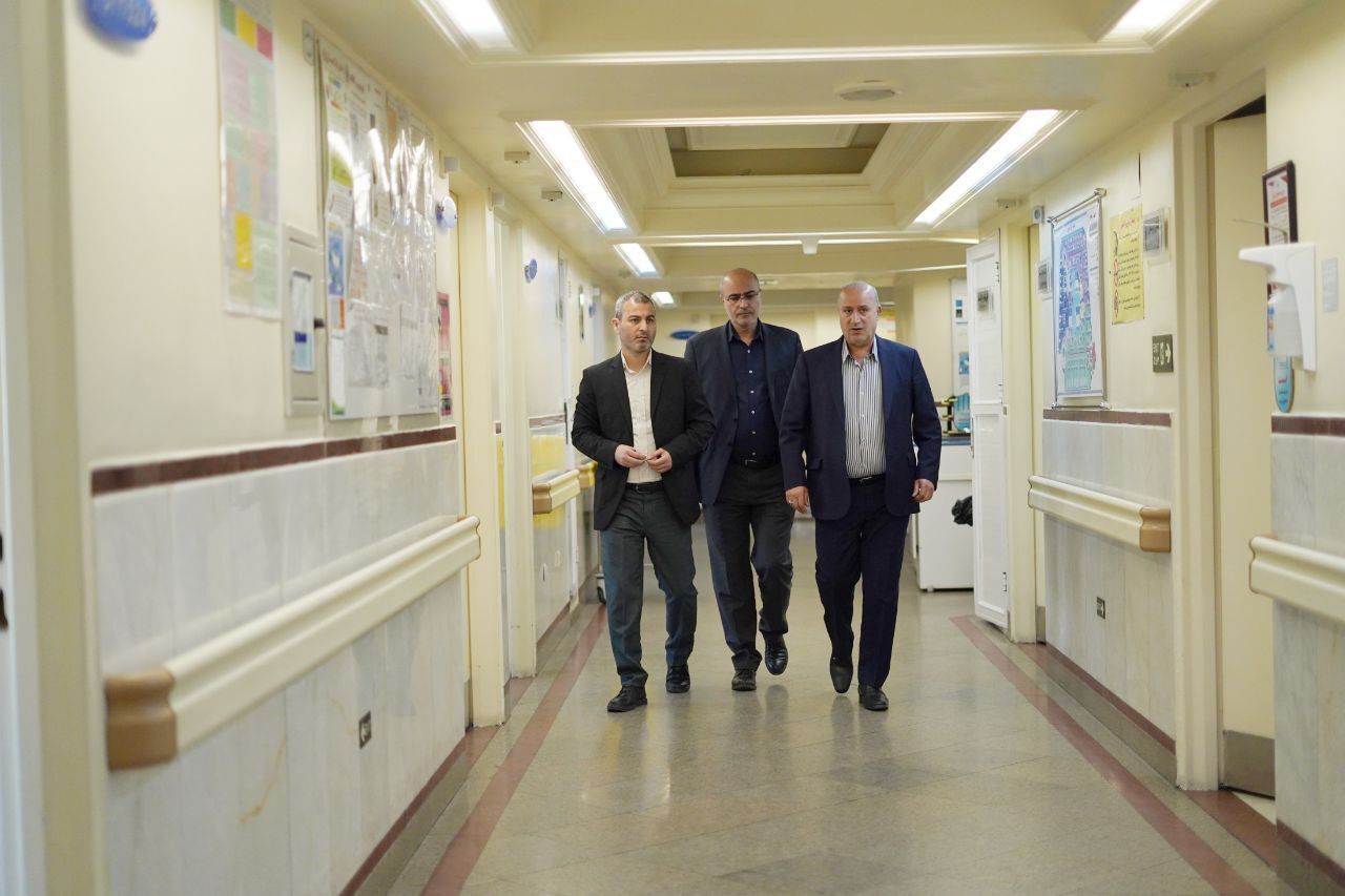 حضور فوتبالی‌ها در بیمارستان آتیه تهران | عیادت تاج از پورعلی گنجی + عکس