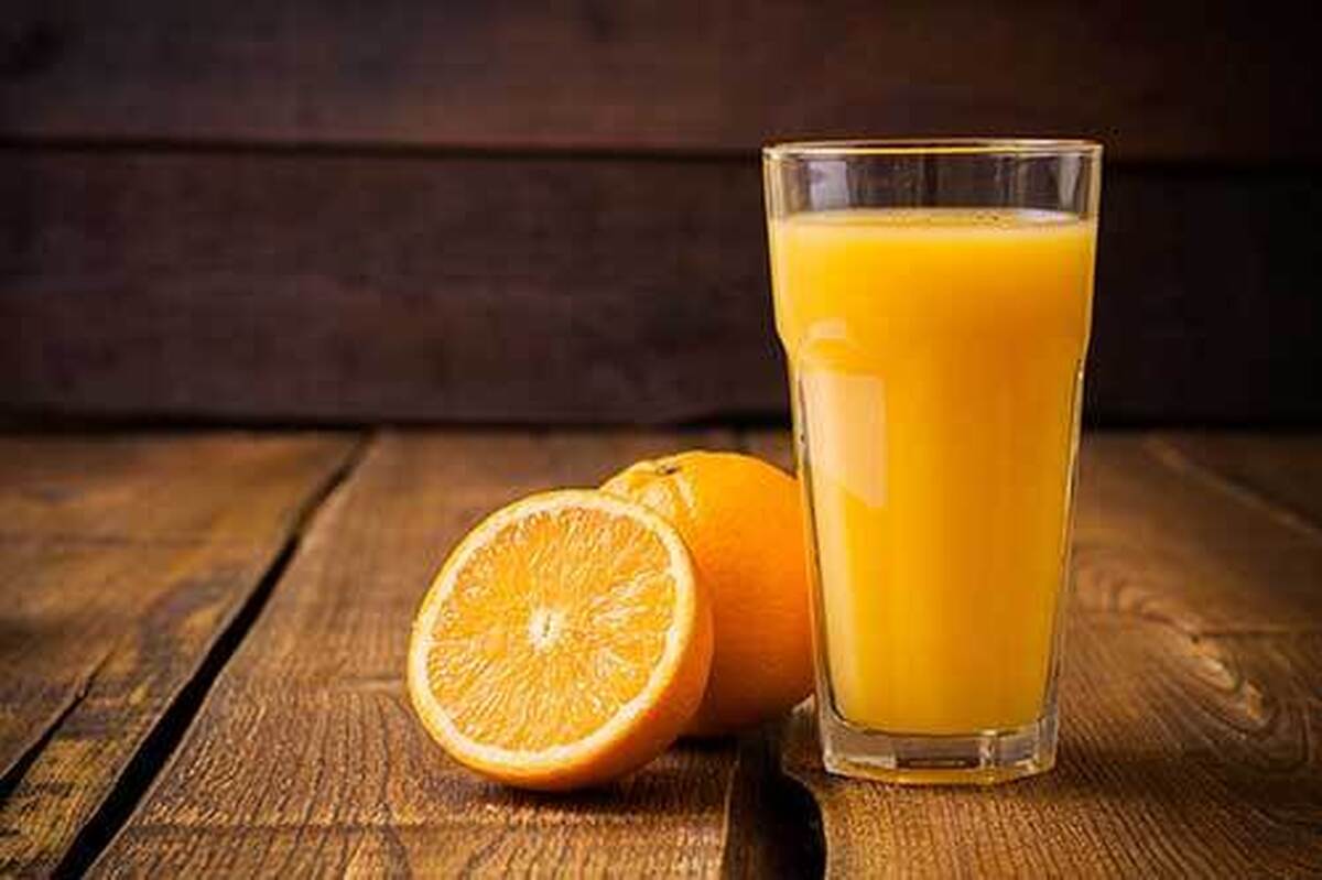 چه افرادی نباید صبح‌ها آب پرتقال بنوشند