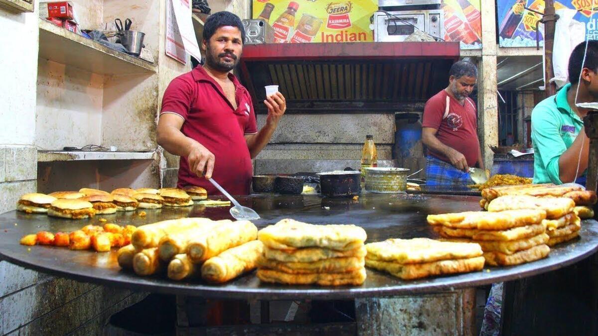 ویدیو | این آشپز هندی بجای غذا خودش را می‌پزد