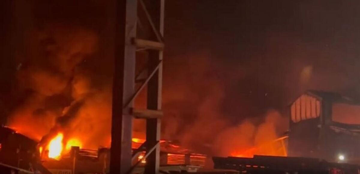 ویدیو |‌ آتش‌سوزی مهیب و گسترده در یک مرکز خرید در چین