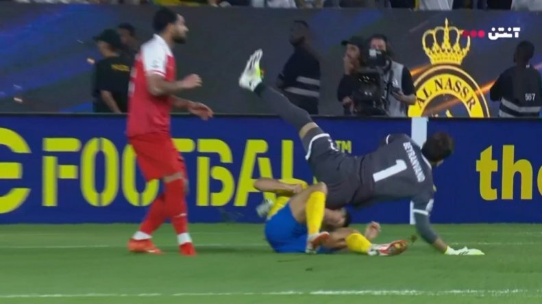 عکس | حمله بیرانوند به رونالدو! عکس | حمله بیرانوند به رونالدو!