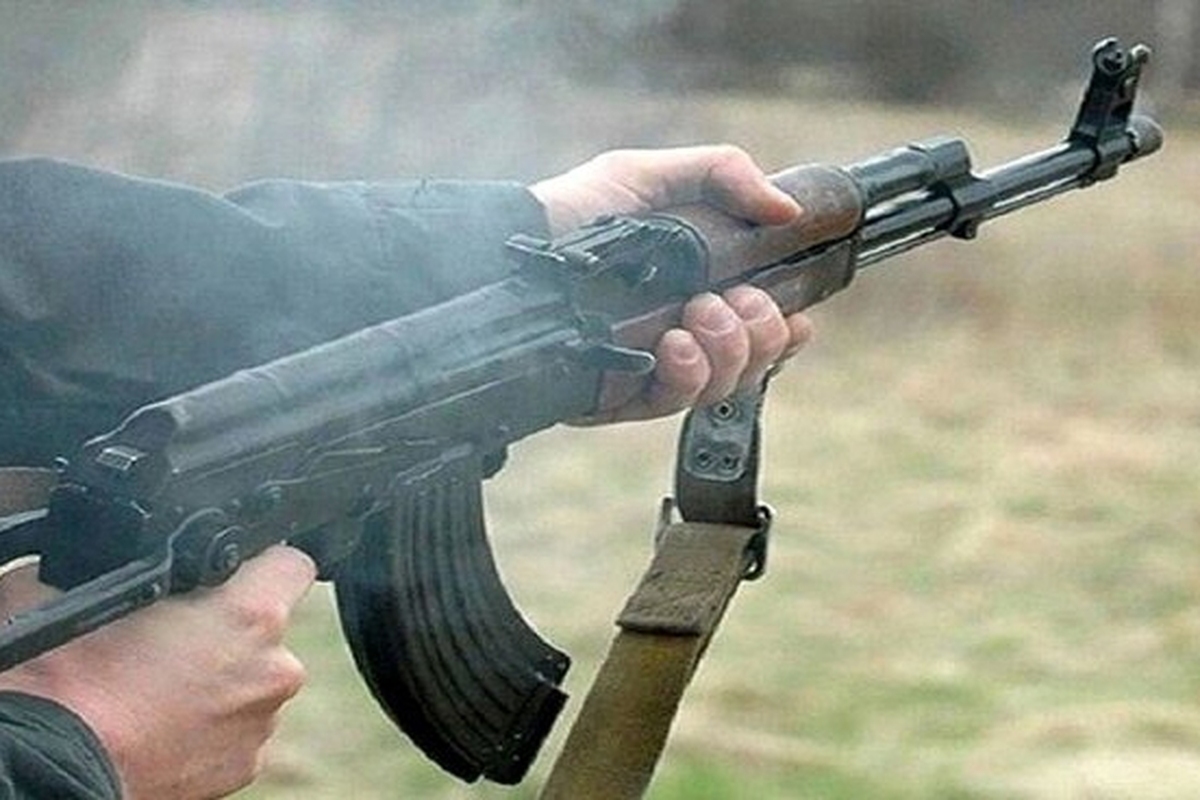 قاتل سابقه‌دار با کلاشینکف ۴ نفر را کُشت و فرار کرد