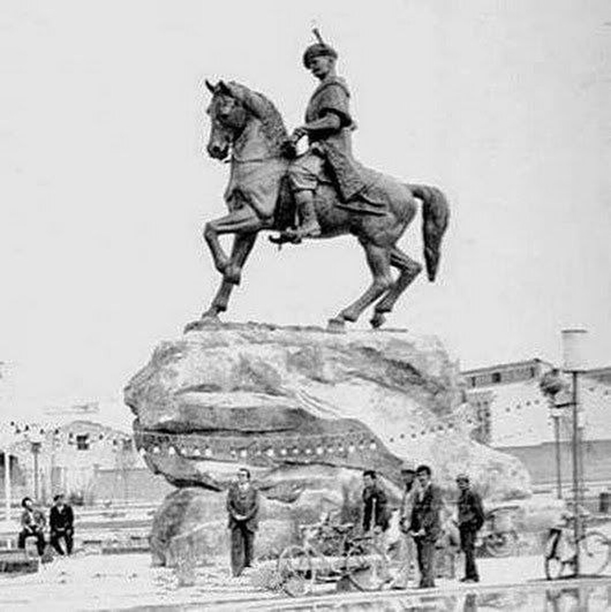 مجسمه شاه عباس کجا دفن شده است؟