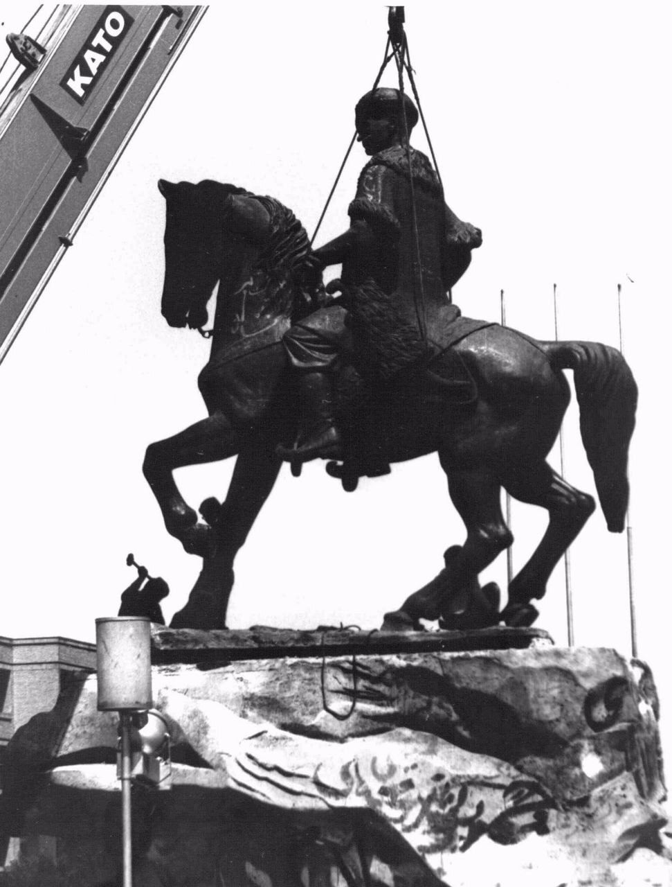 مجسمه شاه عباس کجا دفن شده است؟ مجسمه شاه عباس کجا دفن شده است؟