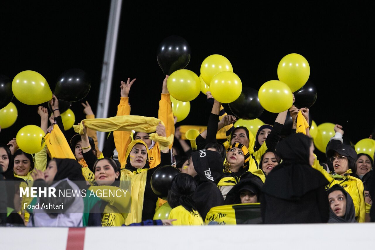 عکس | حضور متفاوت زنان در ورزشگاه نقش جهان