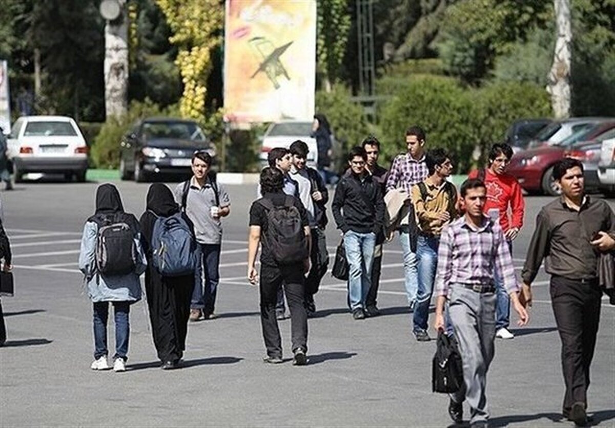 خواستگاری رمانتیک در یکی از دانشگاه‌های تهران جنجالی شد | ماجرا چه بود ؟