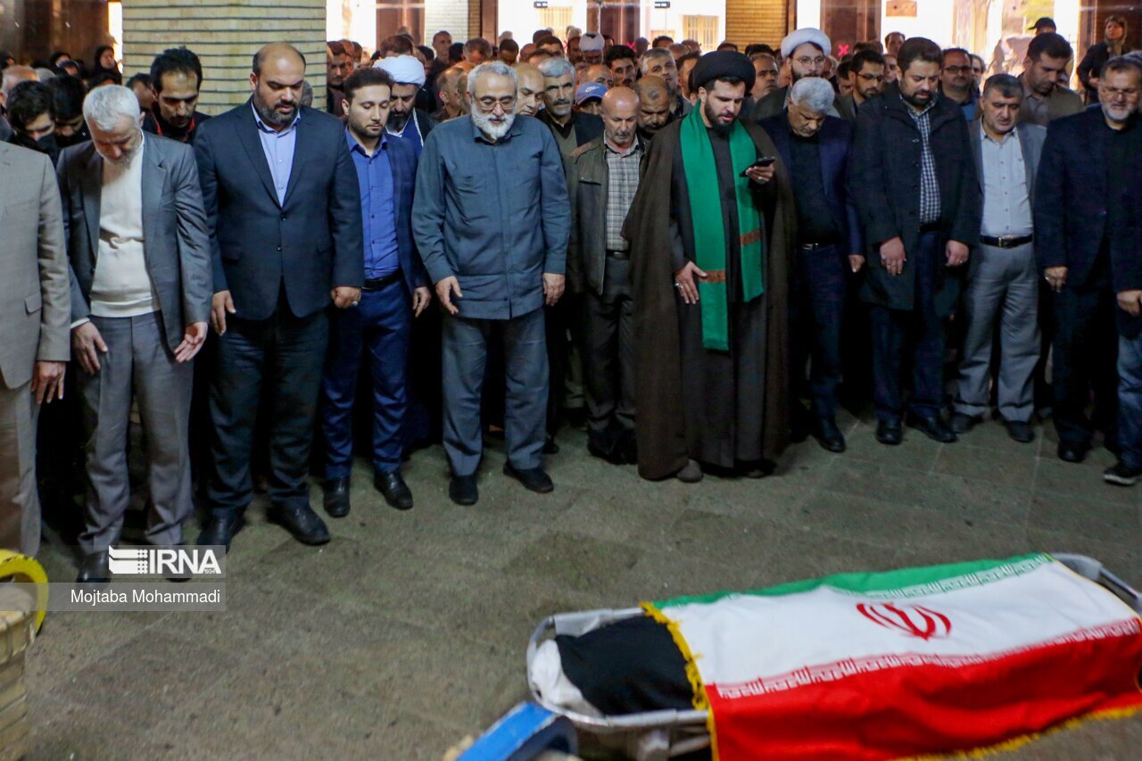 عکس | نماز میت خواندن این معمم برای پروانه معصومی جنجال‌آفرین شد