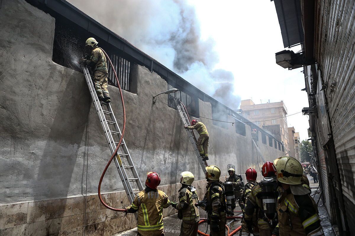 ویدیو | آتش‌سوزی در یک انبار مواد غذایی در تهران