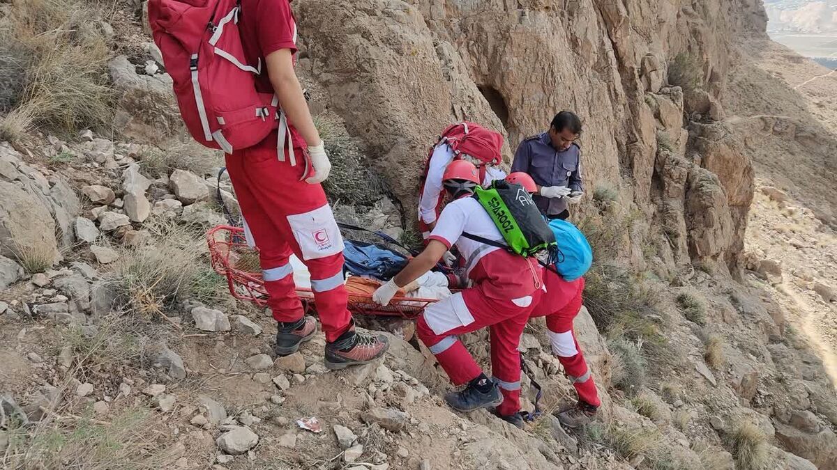 عملیات پنج ساعته برای نجات یک کوهنورد مصدوم در رفسنجان
