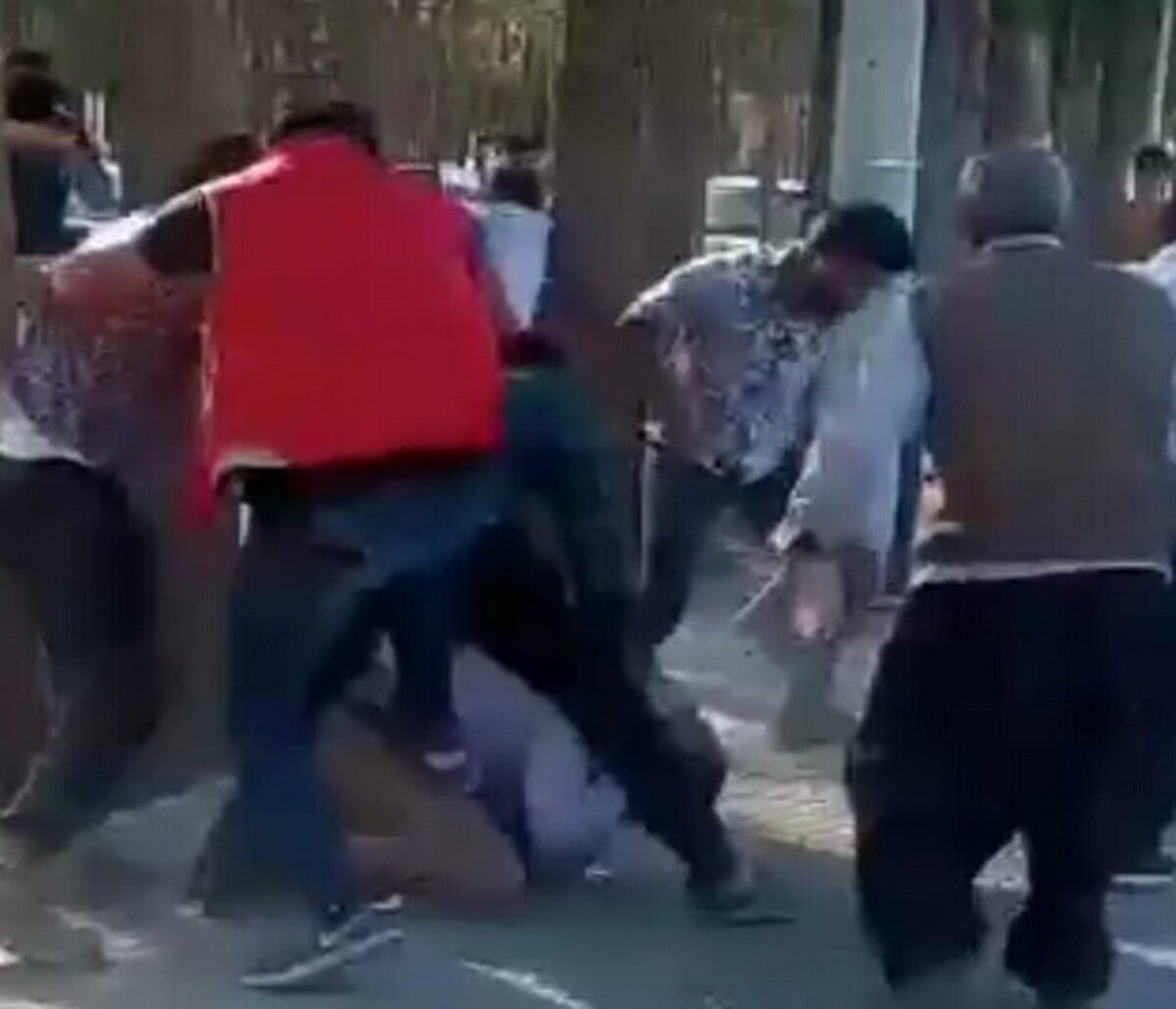 دستور دادگستری برای شناسایی و بازداشت عاملان ضرب و شتم آمر به معروف در میدان امام اصفهان