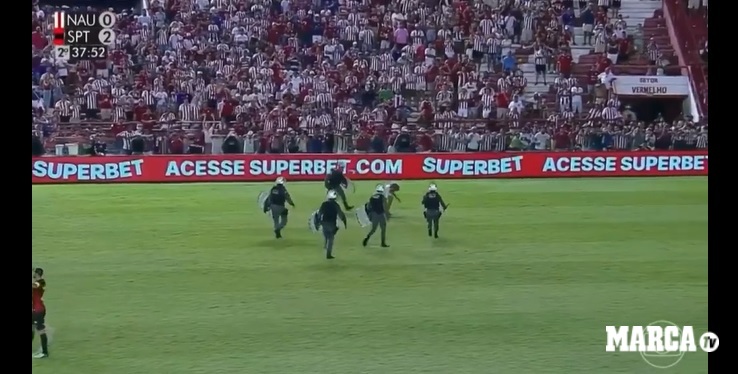 لحظه باورنکردنی | کشیدن موادمخدر در وسط زمین چمن و هنگام بازی + عکس لحظه باورنکردنی | کشیدن موادمخدر در وسط زمین چمن و هنگام بازی + عکس