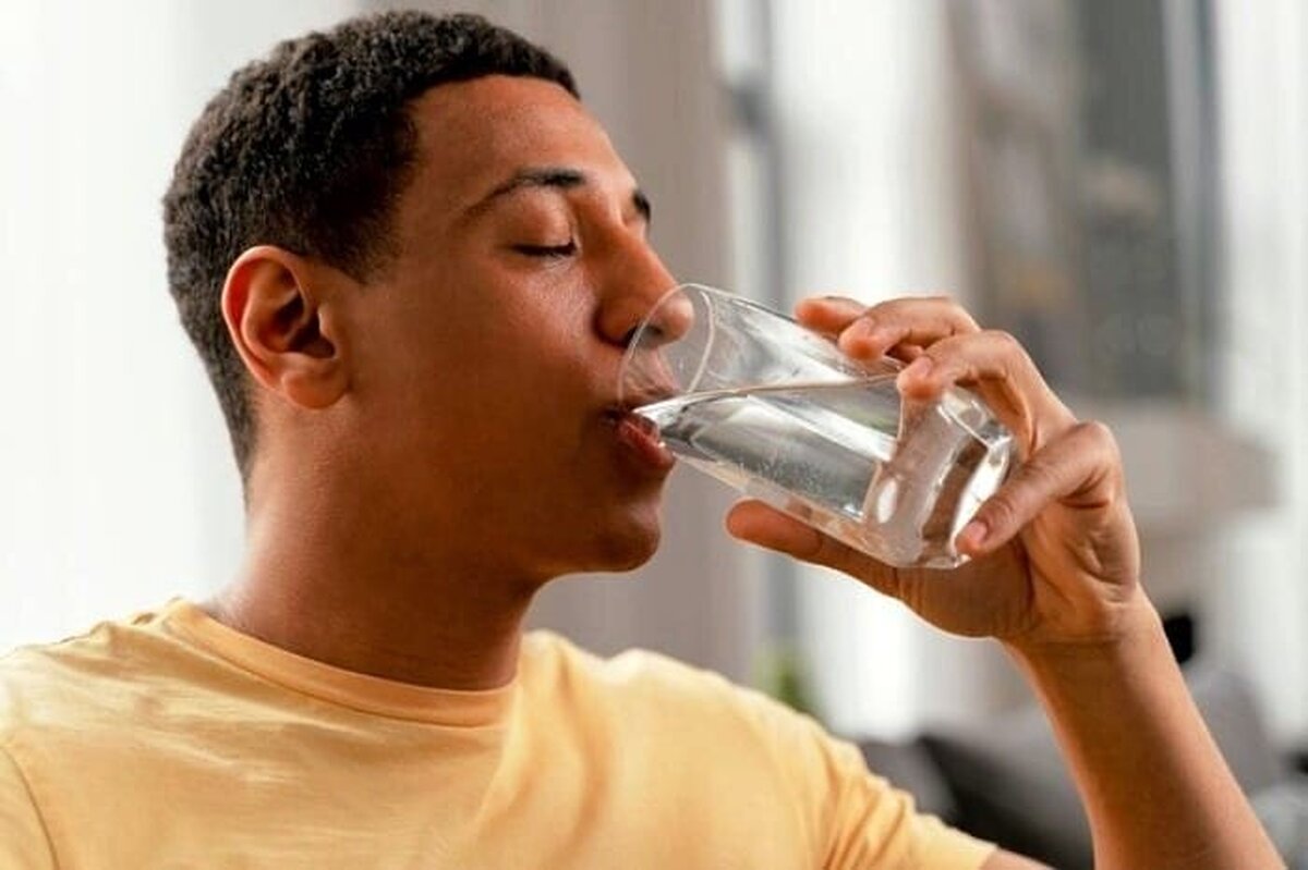 خواص فراوان نوشیدن آب گرم در هنگام افطار