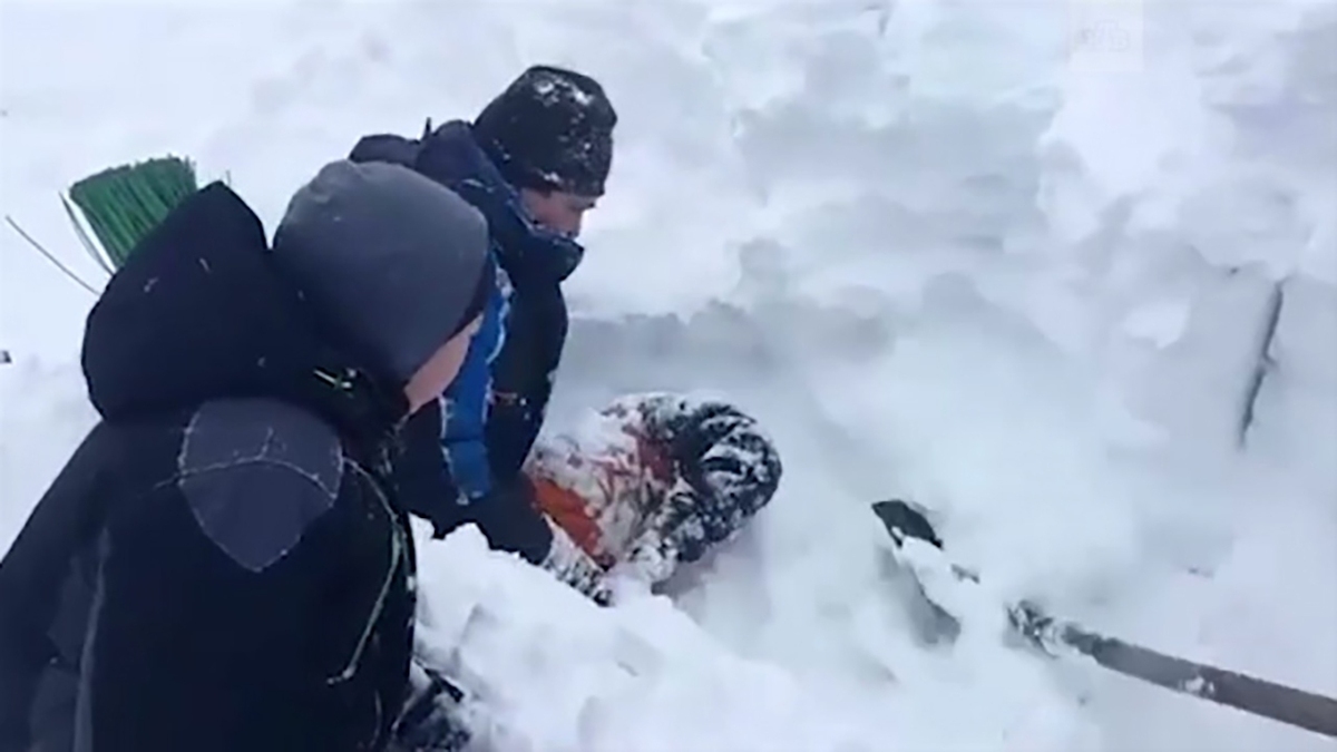 ویدیو | نجات معجزه‌آسای نوزاد ۲۱ روزه گرفتار در برف و کولاک