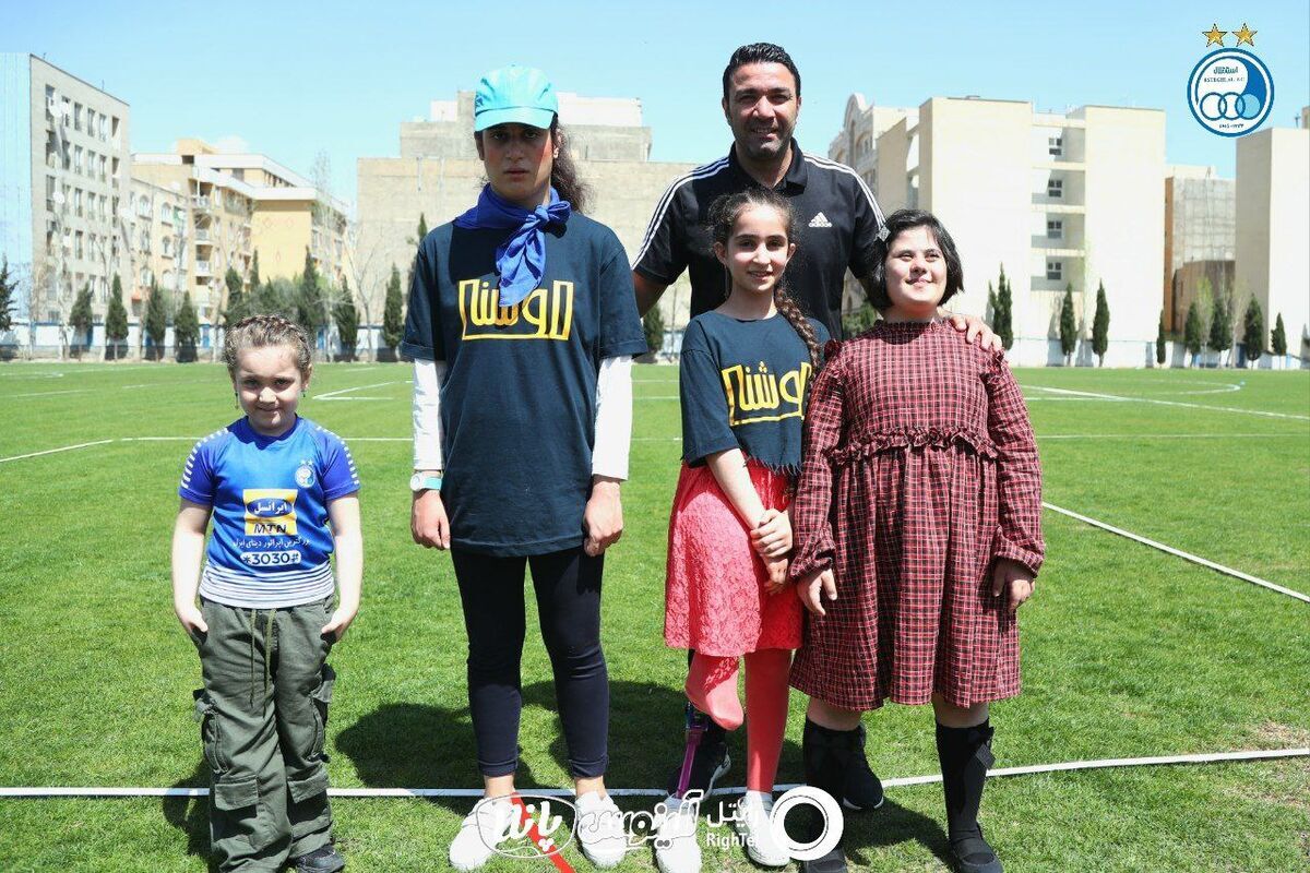 عکس| هدیه نکونام و بازیکنان استقلال به مهمانان ویژه عکس| هدیه نکونام و بازیکنان استقلال به مهمانان ویژه