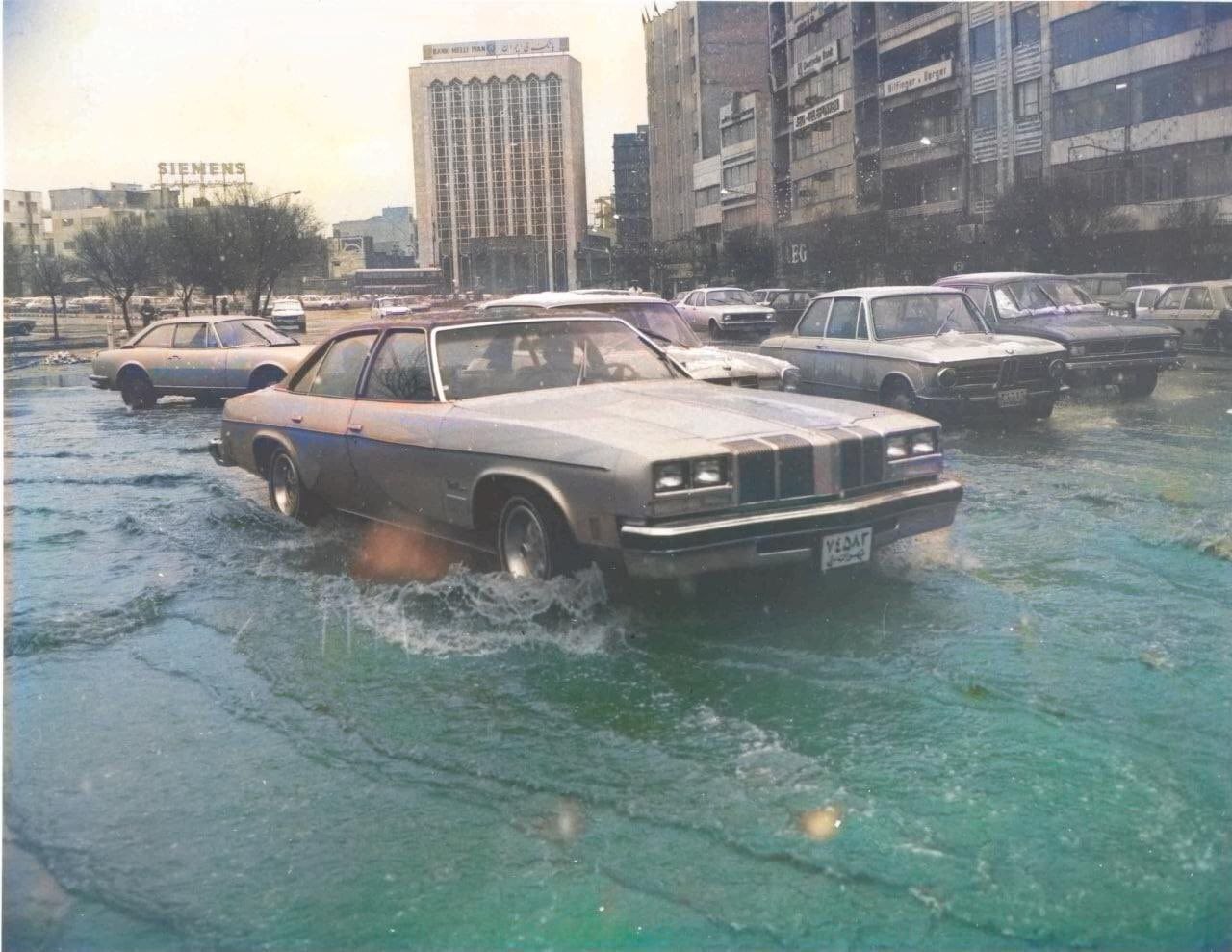 عکس | ج‍اری ش‍دن س‍ی‍ل در خ‍ی‍اب‍ان ک‍ری‍م‍خ‍ان تهران؛ ۴۶ سال پیش