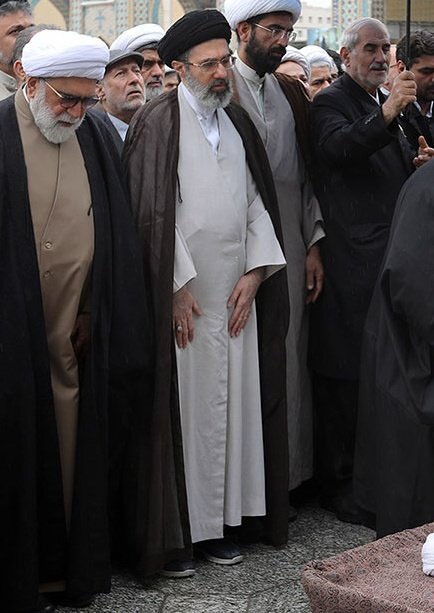 عکس | عادت خاص فرزند رهبر انقلاب برای پیادهروی عکس | عادت خاص فرزند رهبر انقلاب برای پیادهروی