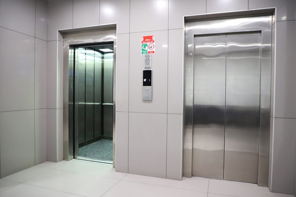 عکس | ابتکار جالب برای تمیزی صفحه کلید آسانسور