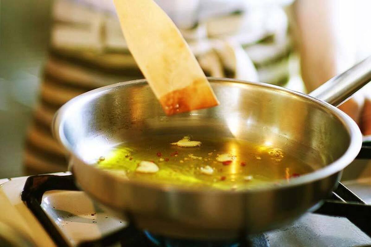 چطور روغن باقیمانده از سرخ کردن مواد غذایی را دور بریزیم ؟