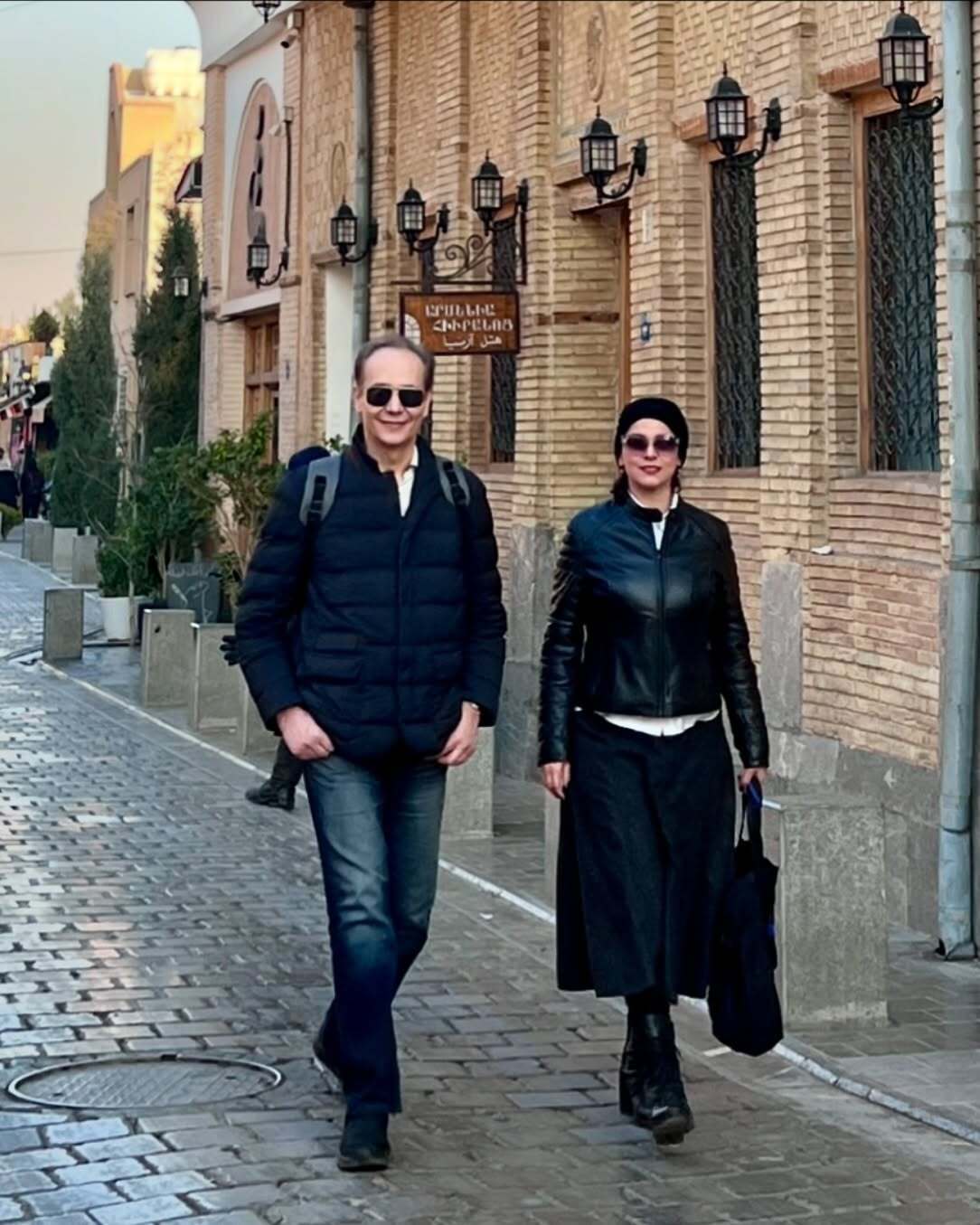 عکس | غزل شاکری و همسرش؛ گشت‌وگذار عاشقانه در جلفای اصفهان