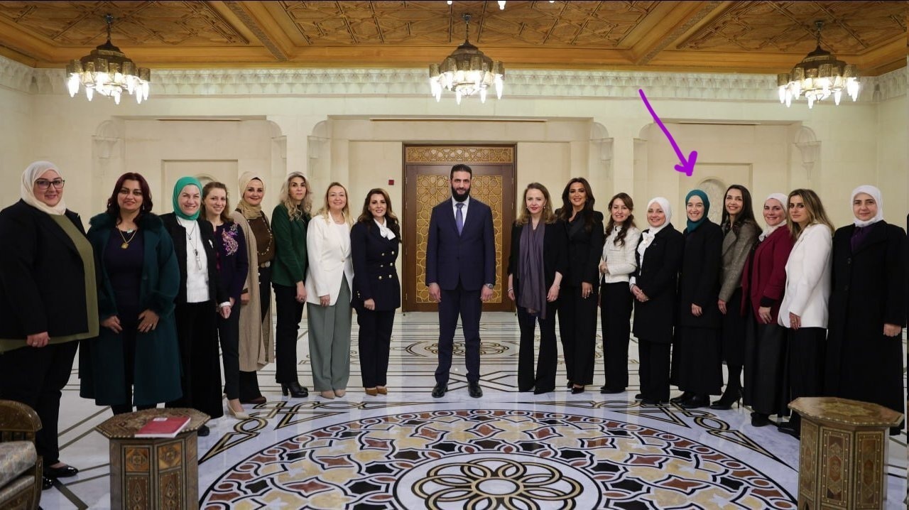 عکس | انتشار اولین تصویر از همسر جولانی در یک دیدار عمومی عکس | انتشار اولین تصویر از همسر جولانی در یک دیدار عمومی