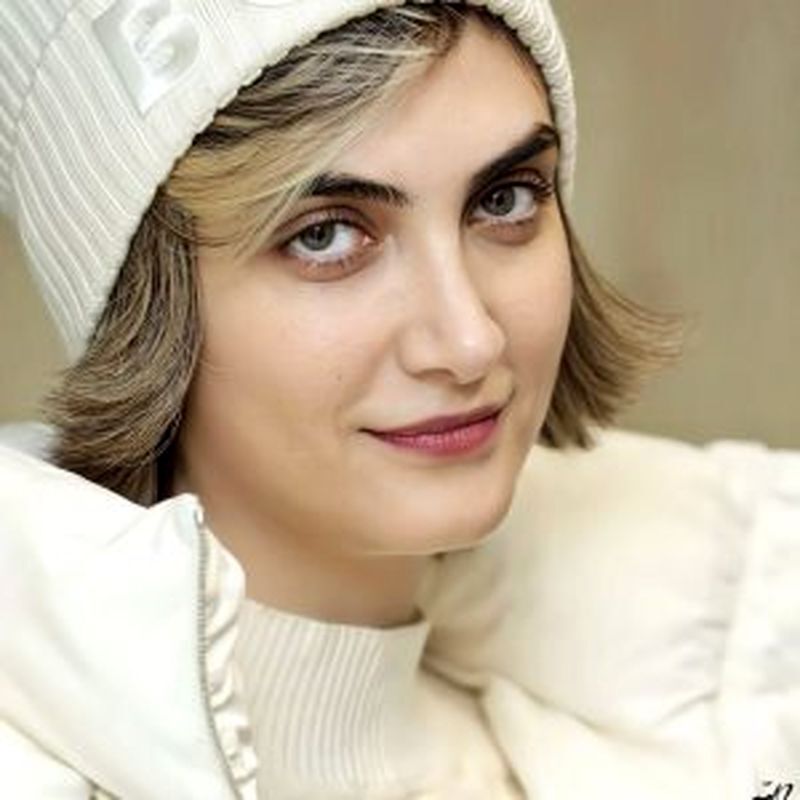عکس | الناز ملک با مو‌های کوتاه و تیپ زمستانی دل هوادارانش را به دست آورد!