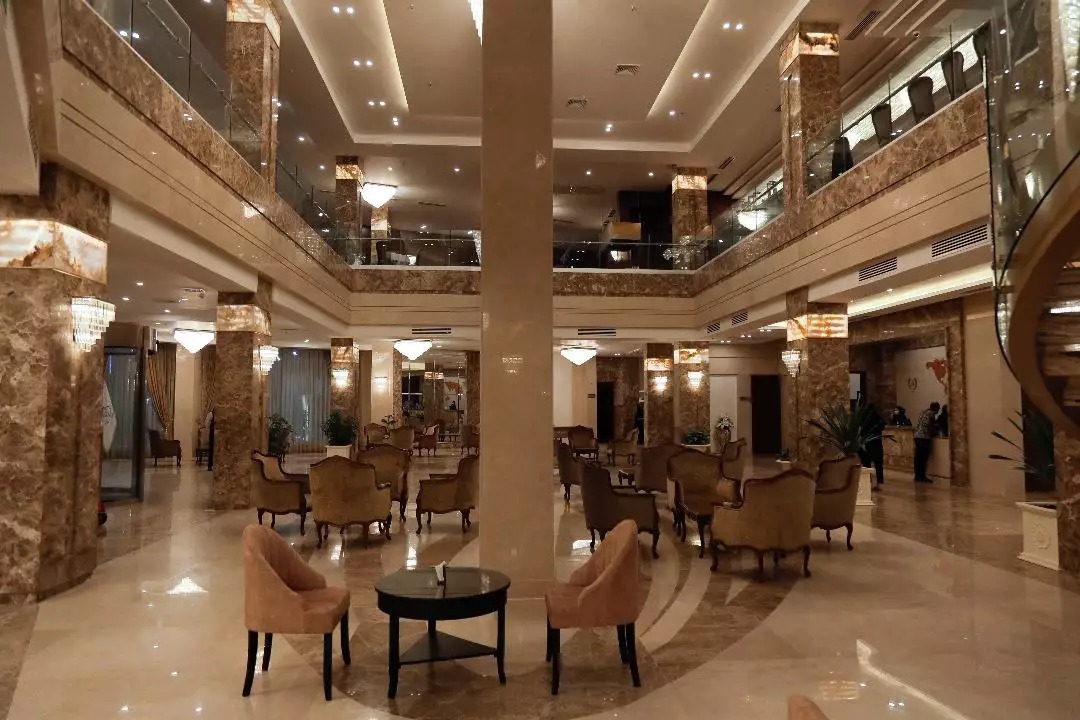 تور کیش هتل آرامیس پلاس معماری لوکس همراه با اقامتی مدرن | راهنمای سفر به کیش؛ اقامت در هتل آرامیس پلاس و نکات ضروری برای سفری رویایی