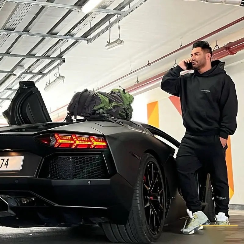 عکس | فخرفروشی محمدرضا گلزار در کنار خودروی لاکچری اش!