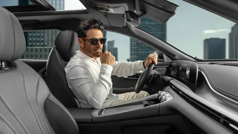 عکس | فخرفروشی محمدرضا گلزار در کنار خودروی لاکچری اش!