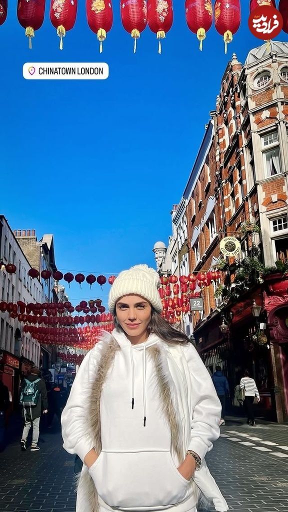 عکس | آزاده زارعی با تیپ مونوکروم در خیابان‌های لندن!