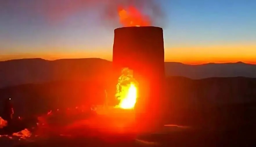 عکس | قلعه ۱۵۰۰ساله املش توسط یک بلاگر معروف به آتش کشیده شد! عکس | قلعه ۱۵۰۰ساله املش توسط یک بلاگر معروف به آتش کشیده شد!